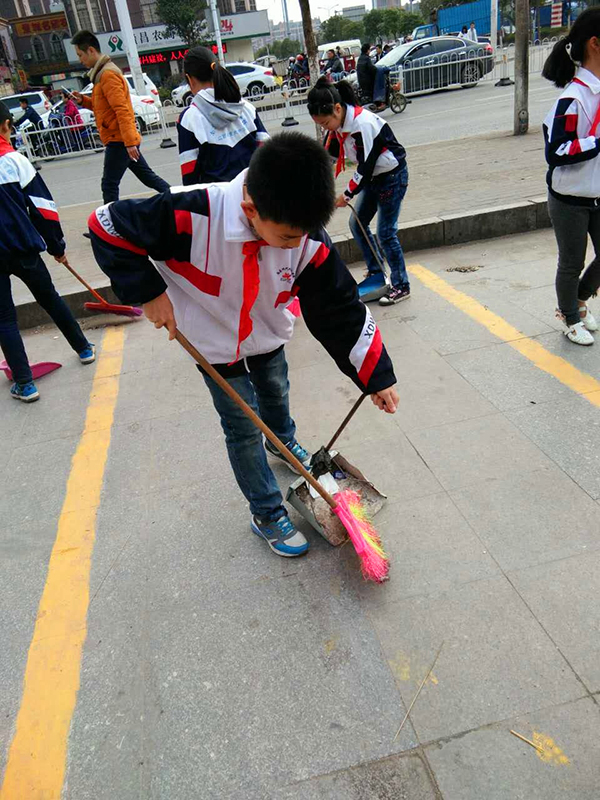 南昌现代外国语学校（象湖校区） 五年级组“学雷锋，绿色卫生队”队员在行动