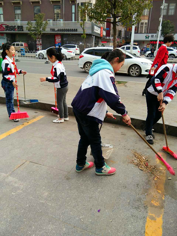 南昌现代外国语学校（象湖校区） 五年级组“学雷锋，绿色卫生队”队员在行动